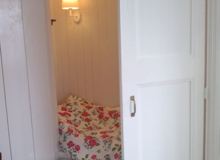 Charmante Terrasse von De Bedstee in Den Burg, Texel. Geniessen Sie die Natur in diesem Ferienhaus auf den Waddeninseln.