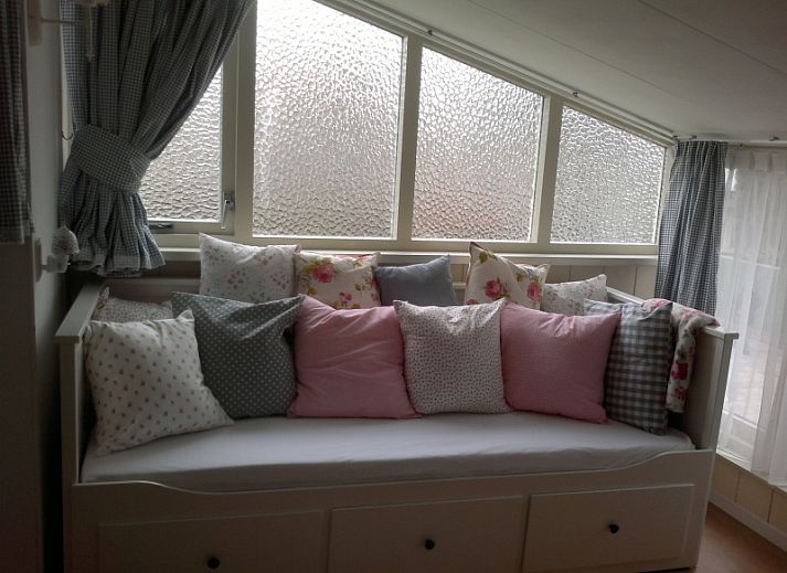 Charmante Terrasse von De Bedstee in Den Burg, Texel. Geniessen Sie die Natur in diesem Ferienhaus auf den Waddeninseln.