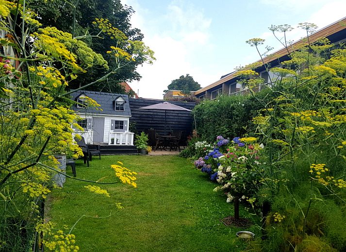 Gemuetlicher Eingang zu De Bedstee, Ferienhaus in Den Burg, Texel. Herzlicher Empfang mit klassischer Einrichtung und natuerlichem Licht.