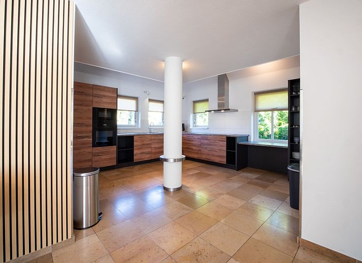 Ferienunterkunft in der Kornmuehle in Den Burg, Texel, mit gruenem Dach und Garten.