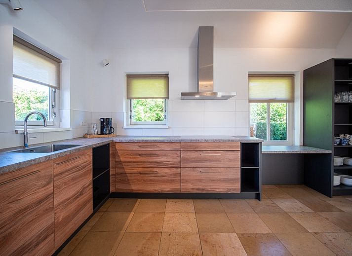 Ferienunterkunft in der Kornmuehle in Den Burg, Texel, mit gruenem Dach und Garten.