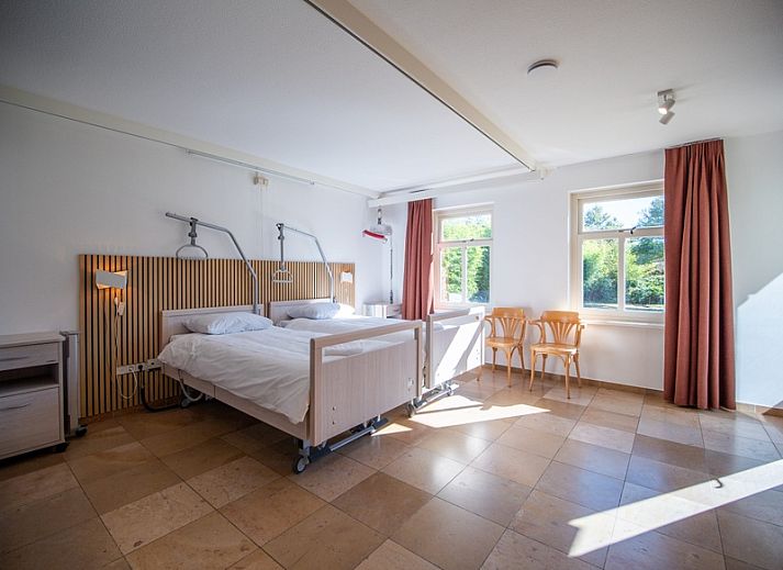 Ferienunterkunft in der Kornmuehle in Den Burg, Texel, mit gruenem Dach und Garten.