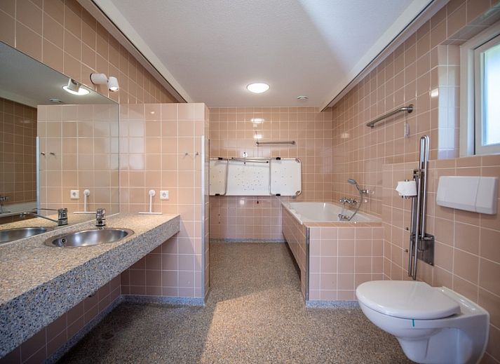 Ferienunterkunft in der Kornmuehle in Den Burg, Texel, mit gruenem Dach und Garten.