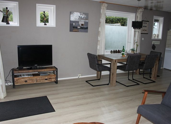 Gemuetliches Wohnzimmer im Ferienhaus De Molen in Den Burg, Texel, mit bequemer Sitzecke und viel Tageslicht.