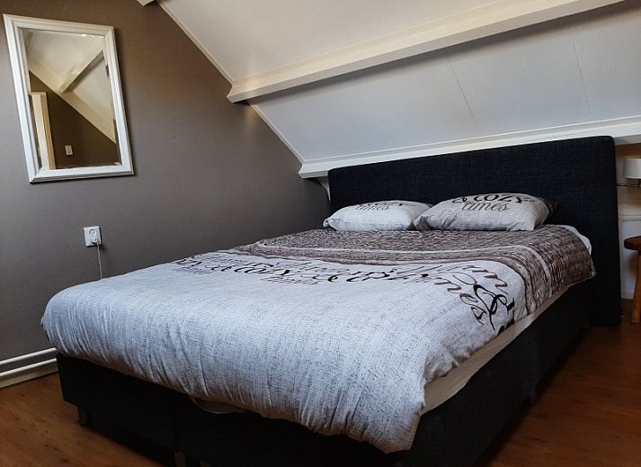 Gemuetliches Wohnzimmer im Ferienhaus De Molen in Den Burg, Texel, mit bequemer Sitzecke und viel Tageslicht.