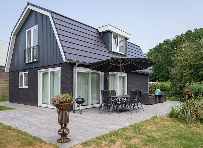 Villa 3C in Den Burg, Texel with private pool and spacious garden, ideal vacation home on the Wadden Islands.