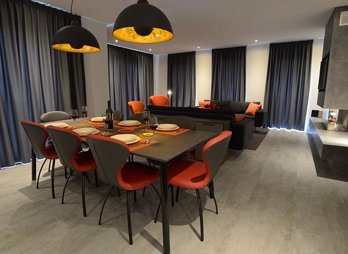 Stijlvolle woonkamer in Roggesloot vakantiehuis, Den Burg, Texel met moderne inrichting.