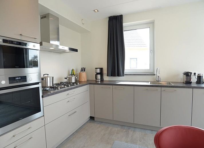 Stijlvolle woonkamer in Roggesloot vakantiehuis, Den Burg, Texel met moderne inrichting.