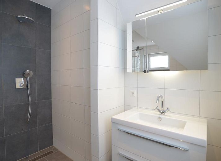 Open keuken en eetruimte in Roggesloot vakantiehuis, Den Burg, Texel.