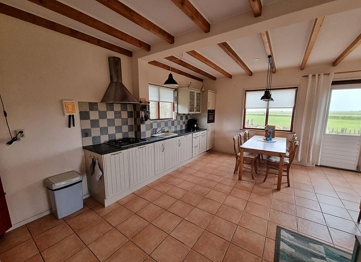 Ferienhaus Duinzicht in Den Burg Texel mit charmanter Holzfassade und gruener Umgebung.