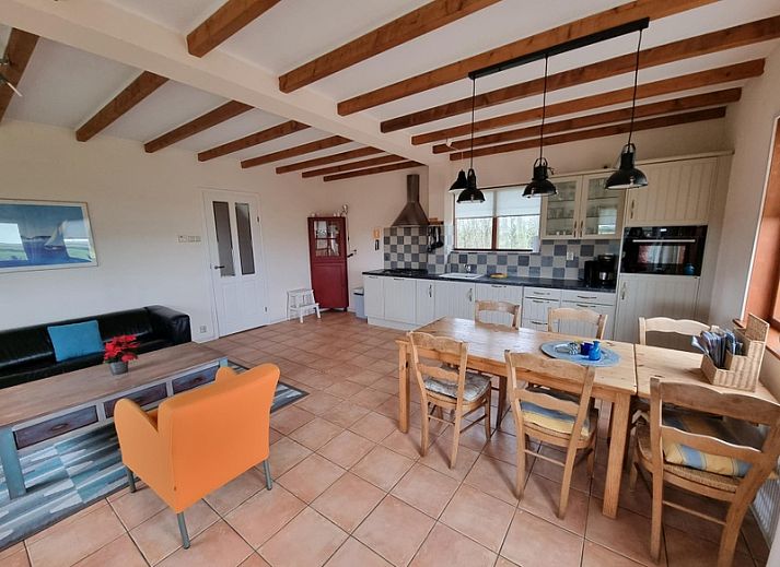 Ferienhaus Duinzicht in Den Burg Texel mit charmanter Holzfassade und gruener Umgebung.