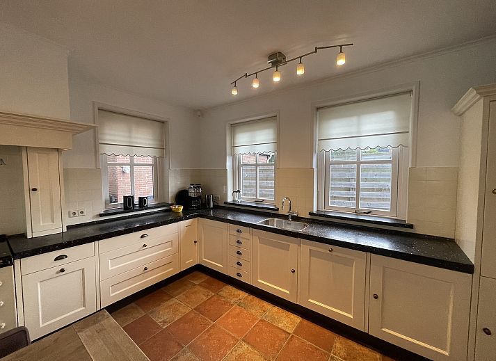 Gezellige woonkamer in 44 - Aldubo Landhuis, Den Burg, Texel, met comfortabele zitplaatsen.