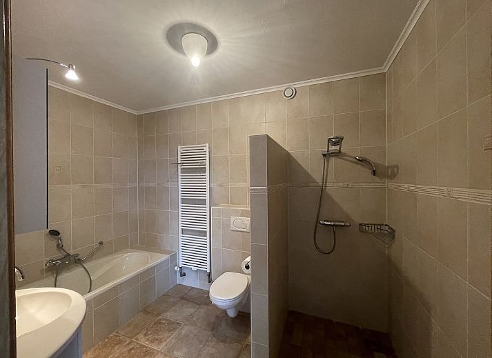 Gezellige woonkamer in 44 - Aldubo Landhuis, Den Burg, Texel, met comfortabele zitplaatsen.