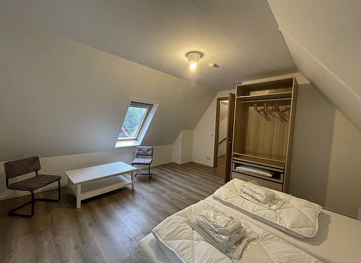 Lichte woonkamer in 44 - Aldubo Landhuis, vakantiehuis in Den Burg, Texel, met grote ramen.