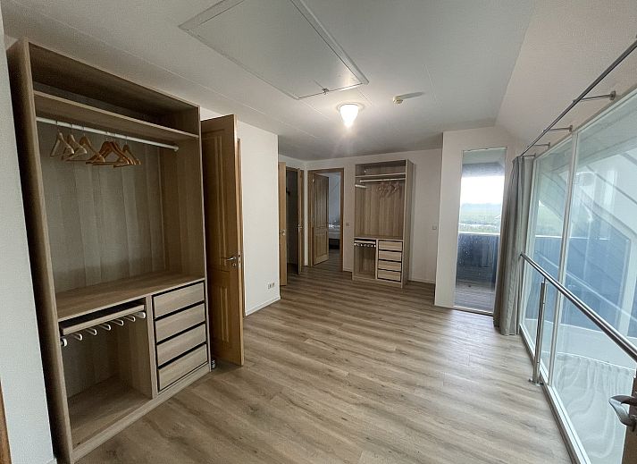 Lichte woonkamer in 44 - Aldubo Landhuis, vakantiehuis in Den Burg, Texel, met grote ramen.