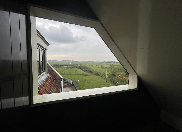 Lichte woonkamer in 44 - Aldubo Landhuis, vakantiehuis in Den Burg, Texel, met grote ramen.