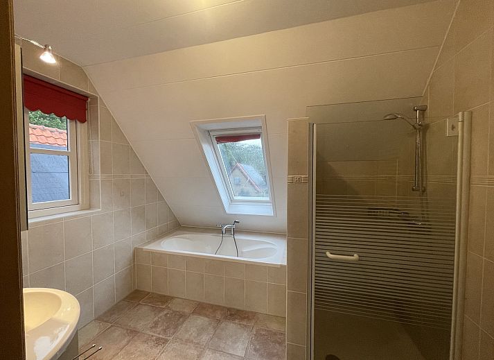 Lichte woonkamer in 44 - Aldubo Landhuis, vakantiehuis in Den Burg, Texel, met grote ramen.