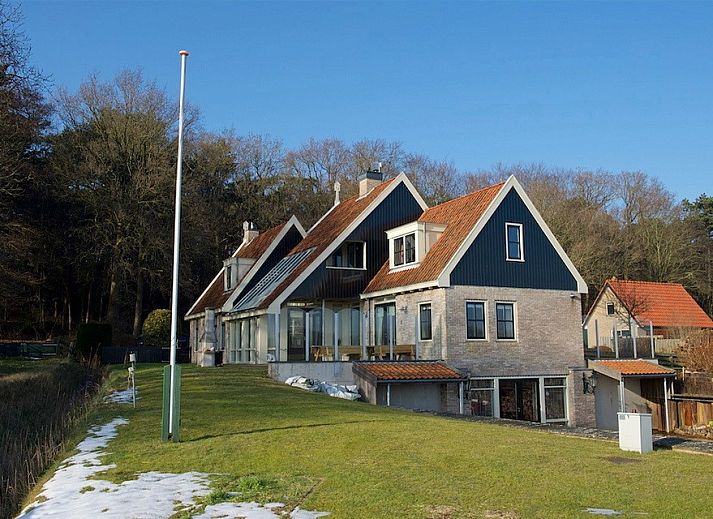 Ruime keuken in 44 - Aldubo Landhuis, Den Burg, Texel, met grote eettafel en moderne apparatuur.