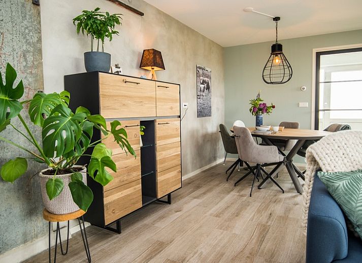 Stijlvolle woonkamer van Onder de Wol vakantiewoning op Texel met moderne inrichting.