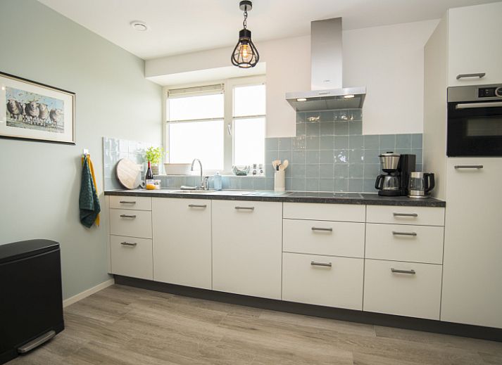 Stijlvolle woonkamer van Onder de Wol vakantiewoning op Texel met moderne inrichting.