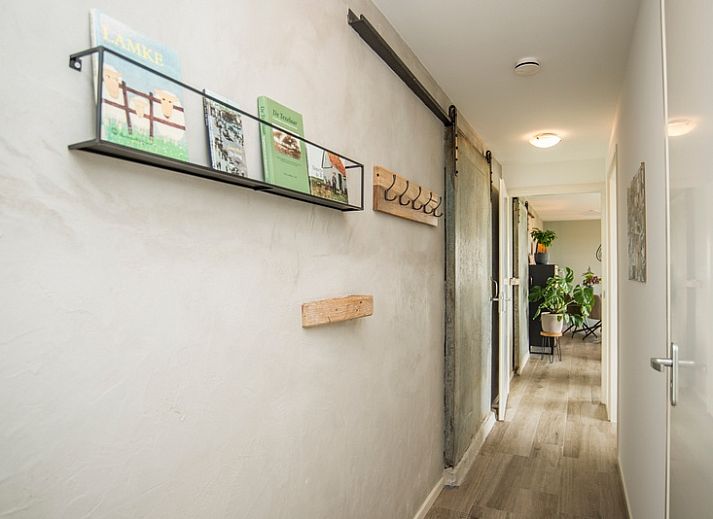 Stijlvolle woonkamer van Onder de Wol vakantiewoning op Texel met moderne inrichting.