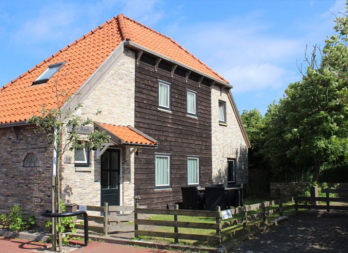 De Boet vakantiehuis in Den Hoorn Texel met charmante buitenkant en terras.