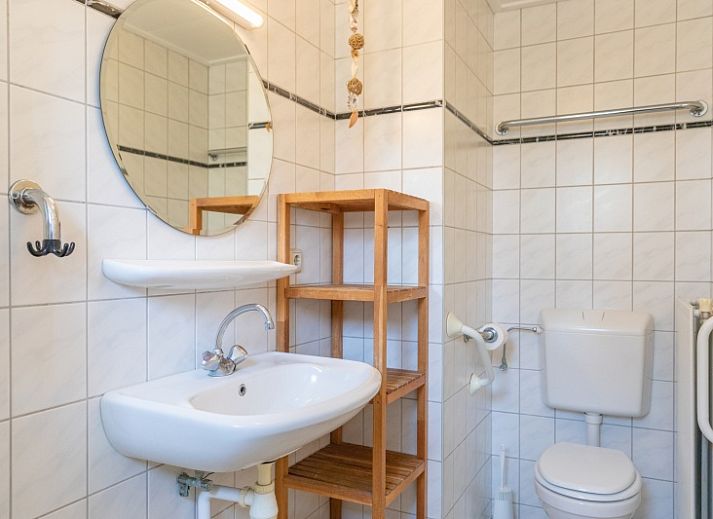 Helle Wohnraeume im Onderhuus Ferienhaus Den Hoorn Texel mit moderner Einrichtung.