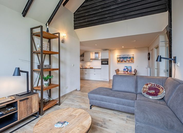 Terrasse des Appartements Gouden Reaal 26 in Den Hoorn, Texel, mit Sitzecke