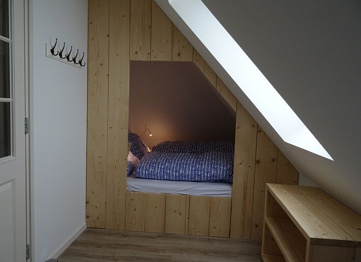 Das Ferienhaus Hooivak in Den Hoorn Texel mit traditionellem Reetdach, gelegen auf den Watteninseln.