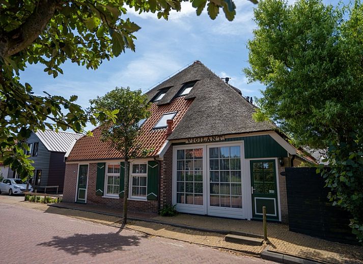 Gemuetliches Schlafzimmer mit Dachfenster im Ferienhaus Het Hooivak in Den Hoorn Texel, Watteninseln.