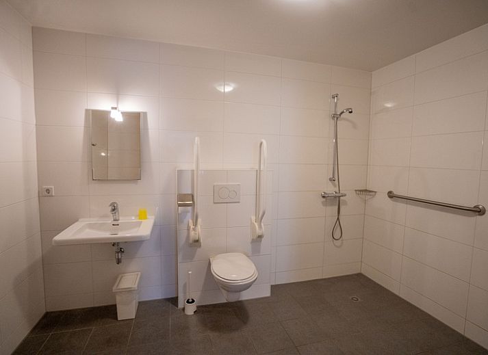 Gemuetliches Schlafzimmer mit Dachfenster im Ferienhaus Het Hooivak in Den Hoorn Texel, Watteninseln.