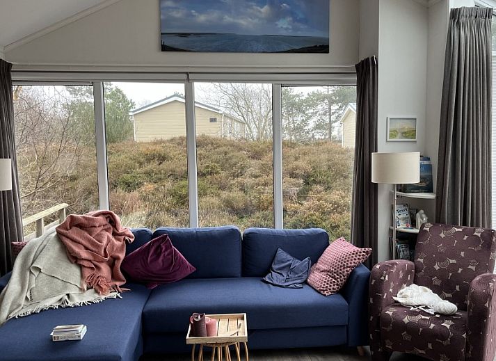 Spreeuw88 chalet in Den Hoorn Texel met houten veranda en natuurlijke omgeving.