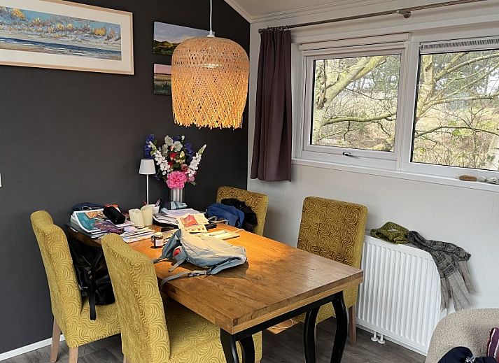 Spreeuw88 chalet in Den Hoorn Texel met houten veranda en natuurlijke omgeving.