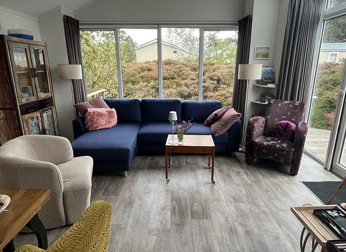 Spreeuw88 chalet in Den Hoorn Texel met houten veranda en natuurlijke omgeving.