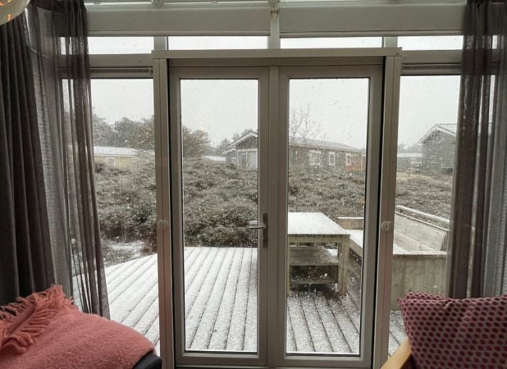 Spreeuw88 chalet in Den Hoorn Texel met houten veranda en natuurlijke omgeving.