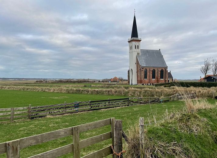 Gezellige woonkamer van chalet Spreeuw88 in Den Hoorn Texel met uitzicht op de natuur.