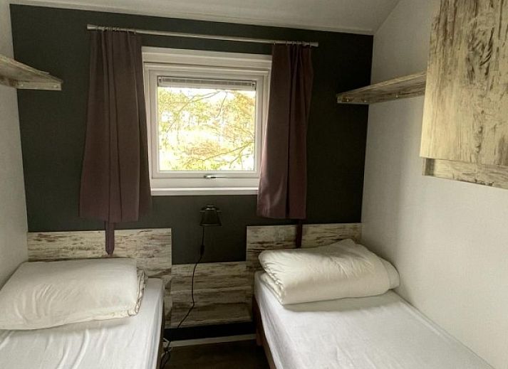 Gezellige woonkamer van chalet Spreeuw88 in Den Hoorn Texel met uitzicht op de natuur.