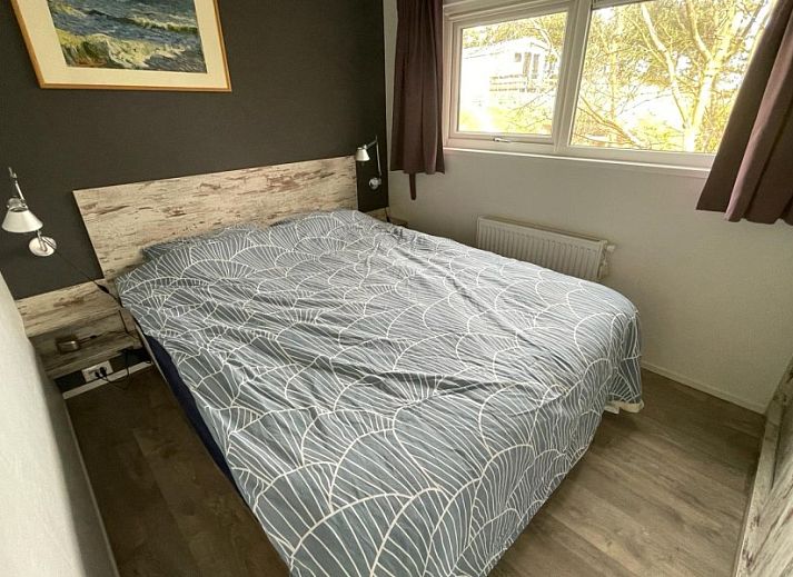 Gezellige woonkamer van chalet Spreeuw88 in Den Hoorn Texel met uitzicht op de natuur.