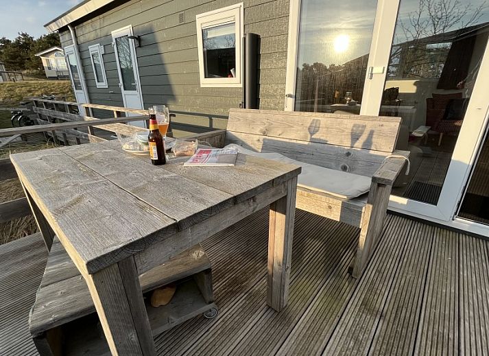 Gezellige woonkamer van chalet Spreeuw88 in Den Hoorn Texel met uitzicht op de natuur.