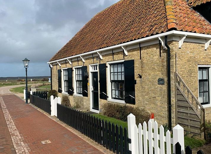 Charmantes Ferienhaus 't Wambuis in Den Hoorn, Texel, mit authentischer Fassade und laendlicher Umgebung.