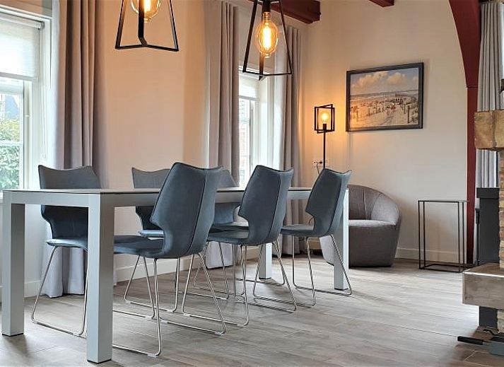 Charmantes Ferienhaus 't Wambuis in Den Hoorn, Texel, mit authentischer Fassade und laendlicher Umgebung.