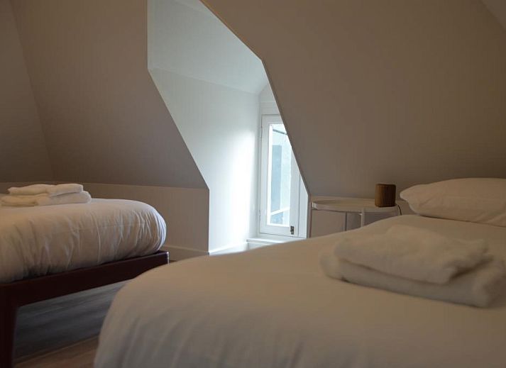 Detail der Fenster und Fensterlaeden des Ferienhauses 't Wambuis in Den Hoorn, Texel mit Blick auf die Natur.