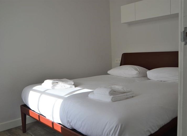 Detail der Fenster und Fensterlaeden des Ferienhauses 't Wambuis in Den Hoorn, Texel mit Blick auf die Natur.