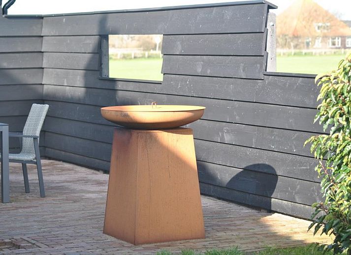 Modernes Esszimmer im Ferienhaus 't Wambuis, Texel, Den Hoorn mit stilvoller Einrichtung und viel Licht.