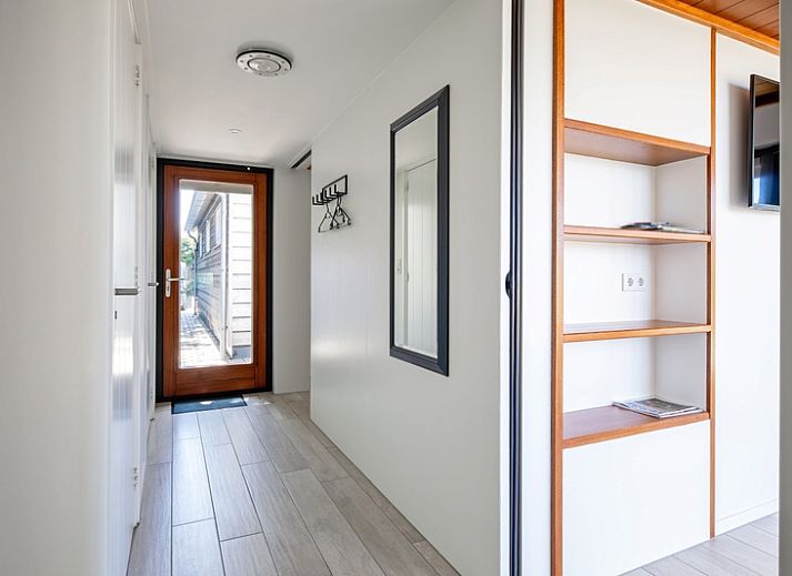 Lichte woonkamer van OpTexel vakantiehuis in Den Hoorn, Texel met comfortabele zitruimte en uitzicht op de natuur.