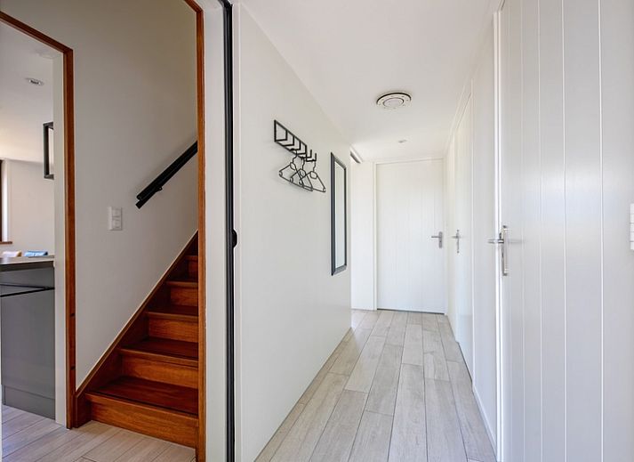 Lichte woonkamer van OpTexel vakantiehuis in Den Hoorn, Texel met comfortabele zitruimte en uitzicht op de natuur.