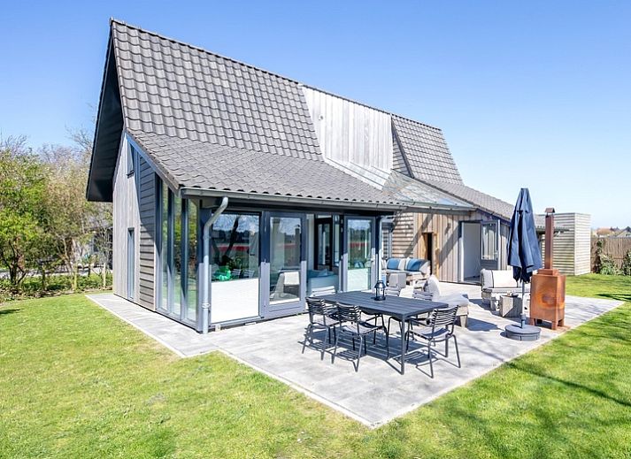 TexelZon vakantiehuis met terras in Den Hoorn, Texel, omgeven door natuur en rust.