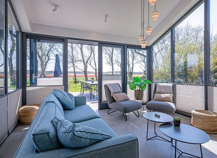 Buitenzijde van TexelZon vakantiewoning in Den Hoorn, Texel, met ruim terras en tuin.