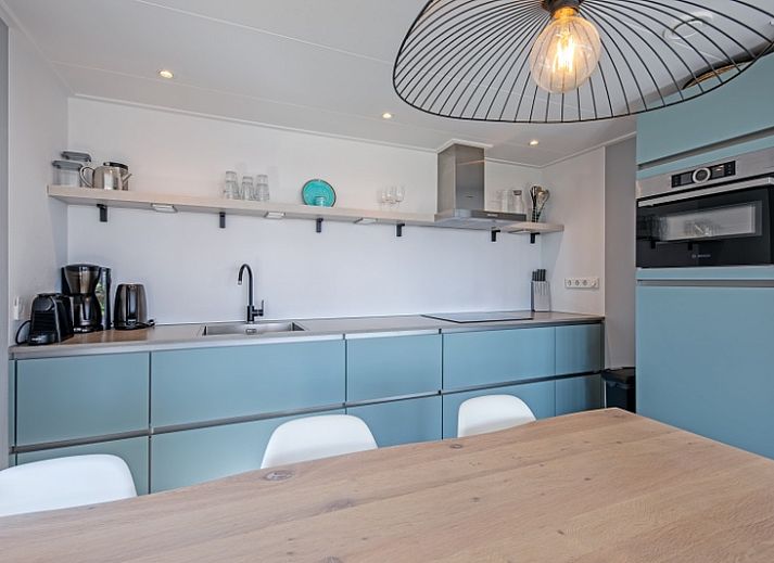 Buitenzijde van TexelZon vakantiewoning in Den Hoorn, Texel, met ruim terras en tuin.