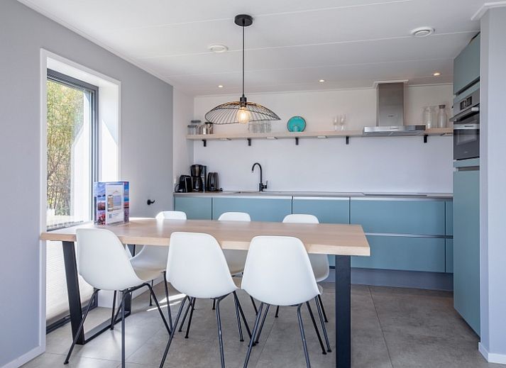 Buitenzijde van TexelZon vakantiewoning in Den Hoorn, Texel, met ruim terras en tuin.